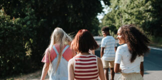 Wakacje z ekipą, słońcem i atrakcjami – idealny plan na lato dla nastolatków