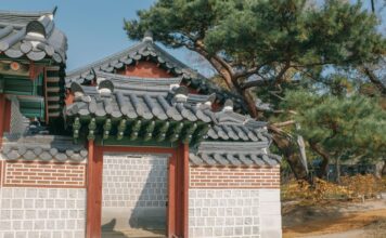 Gotowy plan dwutygodniowej podróży po Korei Południowej: Seul, Busan, Jeju i górskie szlaki krok po kroku Brama pałacu Gyeongbokgung w Seulu w spokojnej, historycznej scenerii