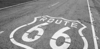 Czarno-białe zbliżenie symbolu Route 66 na asfalcie w Anaheim