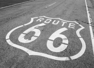 Czarno-białe zbliżenie symbolu Route 66 na asfalcie w Anaheim