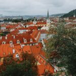 Weekend w Pradze na własną rękę: najciekawsze atrakcje, trasy spacerowe i praktyczne porady Panorama czerwonych dachów i zabytkowych kamienic w centrum Pragi