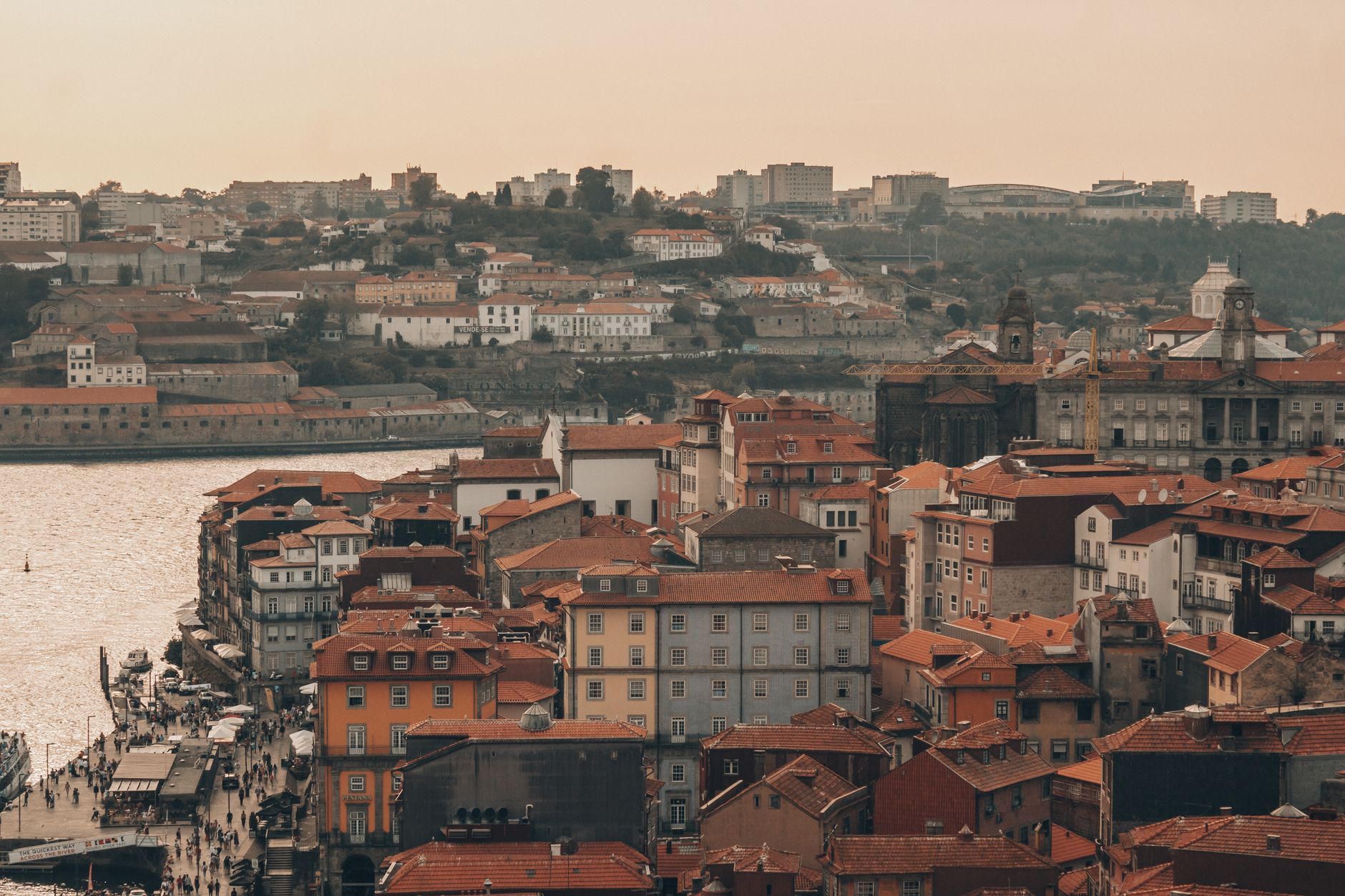 Panorama Porto z lotu ptaka z historyczną zabudową nad rzeką
