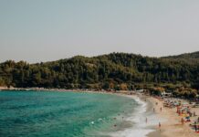 Wyspy greckie z dziećmi: spokojne miejsca, bezpieczne plaże, atrakcje Rodzina na słonecznej plaży nad morzem na greckiej wyspie