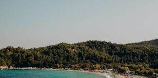 Rodzina na słonecznej plaży nad morzem na greckiej wyspie