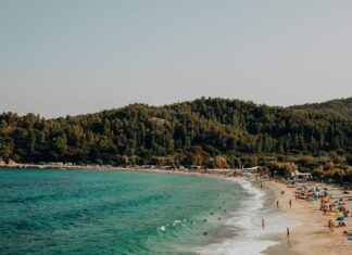 Wyspy greckie z dziećmi: spokojne miejsca, bezpieczne plaże, atrakcje Rodzina na słonecznej plaży nad morzem na greckiej wyspie
