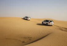 Samochody 4x4 na wydmach pustyni w Abu Zabi podczas safari