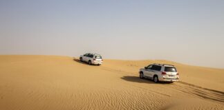 Samochody 4x4 na wydmach pustyni w Abu Zabi podczas safari