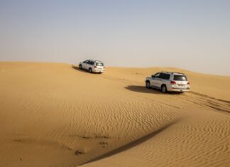 Samochody 4x4 na wydmach pustyni w Abu Zabi podczas safari