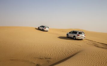 Najpiękniejsze pustynne safari w Emiratach – porównanie ofert i tras Samochody 4x4 na wydmach pustyni w Abu Zabi podczas safari