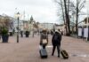 Budżetowa podróż do Finlandii: jak tanio zorganizować wyjazd i nie rezygnować z atrakcji Turyści z walizkami spacerują po centrum Helsinek w pochmurny dzień