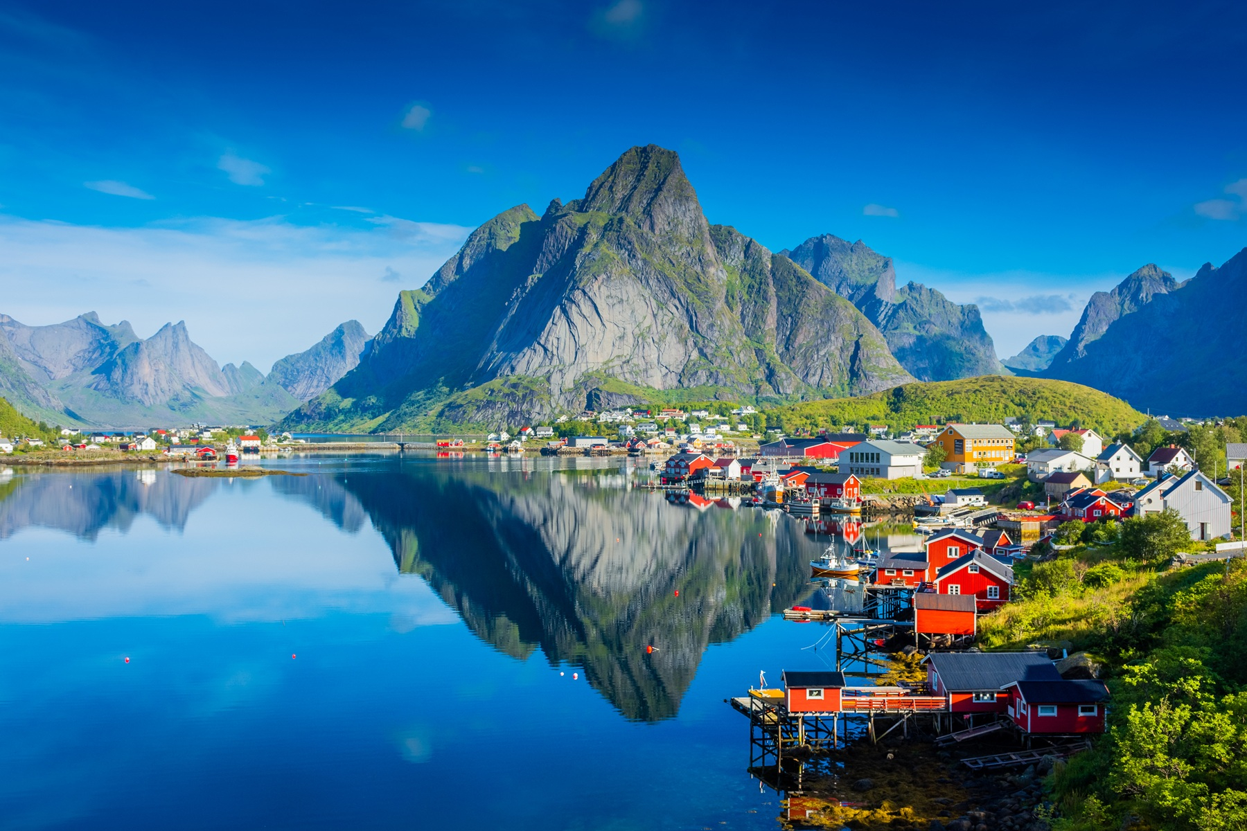 Fiord w Norwegii z widokiem na wodospad - niezapomniane widoki dla miłośników górskich krajobrazów