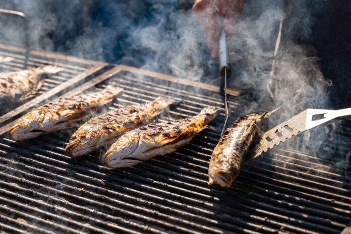 Grillowana ryba na ruszcie, tradycyjne danie kuchni chorwackiej Grillowana ryba na ruszcie, tradycyjne danie kuchni chorwackiej