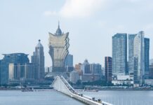 Panorama Makau z wieżowcami i charakterystycznym budynkiem Grand Lisboa