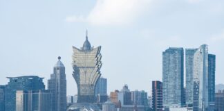 Panorama Makau z wieżowcami i charakterystycznym budynkiem Grand Lisboa
