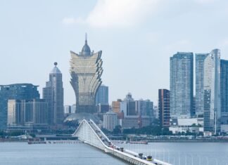 Panorama Makau z wieżowcami i charakterystycznym budynkiem Grand Lisboa