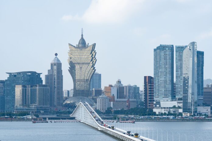 Panorama Makau z wieżowcami i charakterystycznym budynkiem Grand Lisboa Panorama Makau z wieżowcami i charakterystycznym budynkiem Grand Lisboa