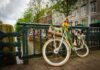 Amsterdam w 3 dni – plan zwiedzania, bilety i atrakcje dzień po dniu Rower ozdobiony kwiatami przy moście nad kanałem w Amsterdamie
