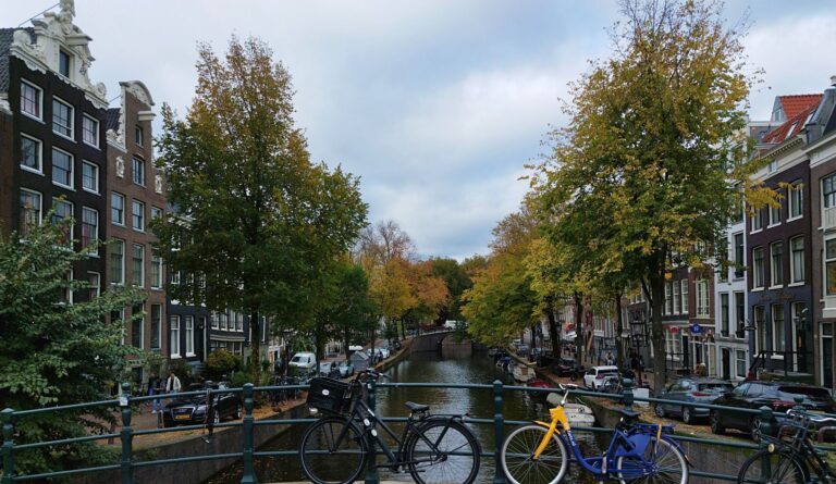 Rowery na moście nad kanałem w Amsterdamie jesienią